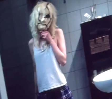 Referentiestill: het hoofdpersonage houdt een masker voor het gezicht