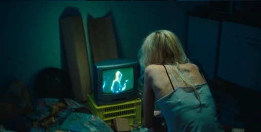 Referentiestill: een personage voor een televisiescherm